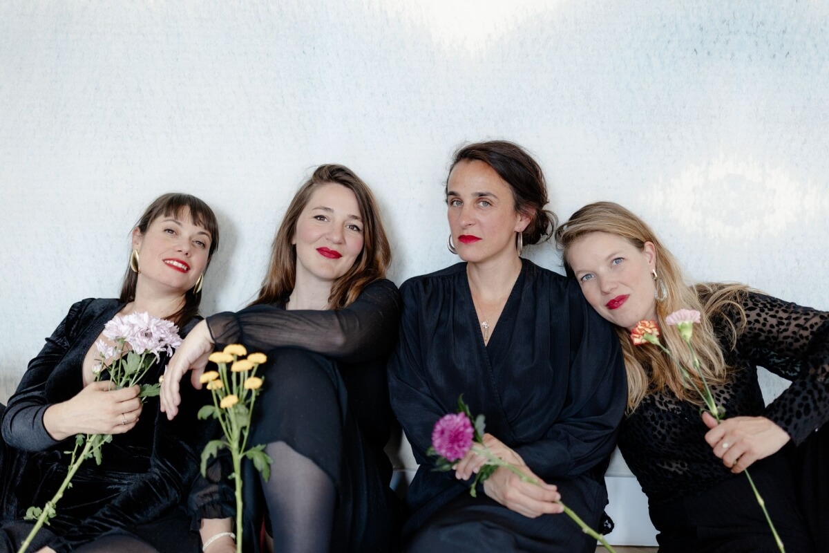 Photo du Quatuor Présages avec des fleurs